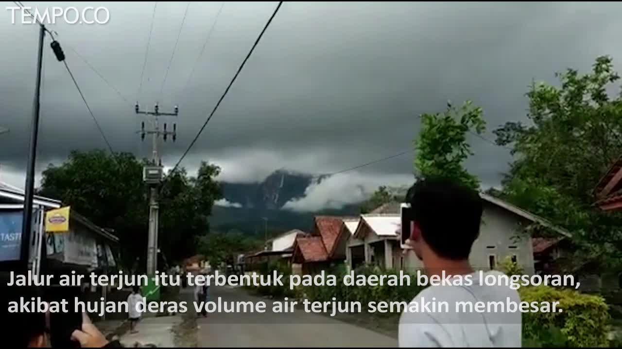 Muncul Air Terjun dari Puncak Gunung Galunggung, Ini Kata PVMBG