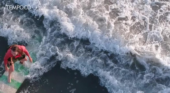 Aksi Unik Peselancar Berkebaya Peringati Hari Kartini