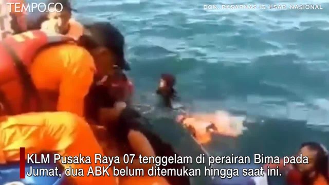 Evakuasi Kapal Tenggelam Akibat Dihantam Ombak