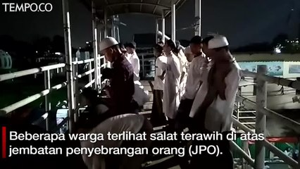 Salat Tarawih Perdana di Jembatan Penyeberangan Orang
