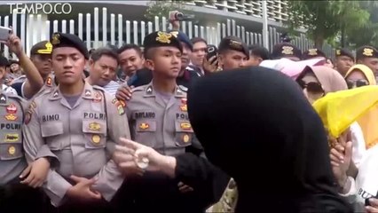 Demo di Bawaslu, Ini Ekspresi Ibu-Ibu Adu Mulut dengan Polisi