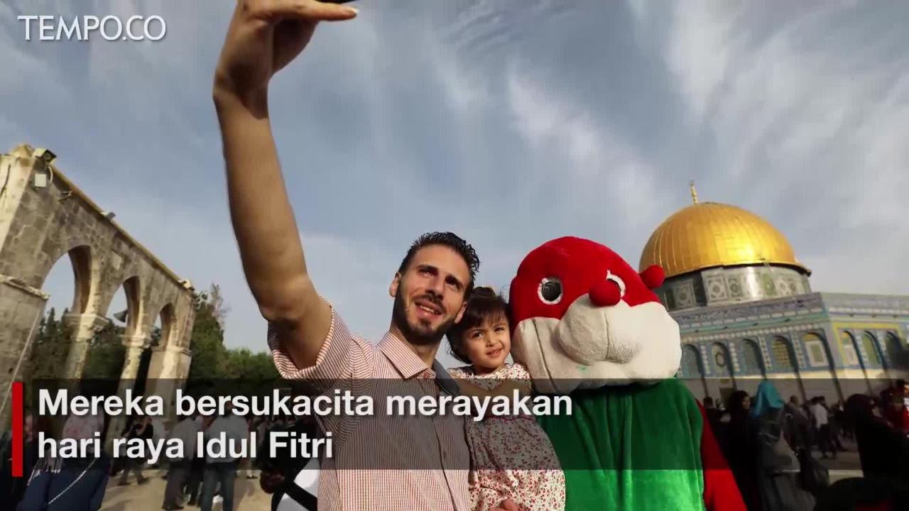 Sukacita Warga Palestina di Yerusalem Rayakan Idul Fitri