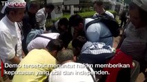 Demo Putusan MK, Massa Aksi Orasi dan Salat Berjemaah