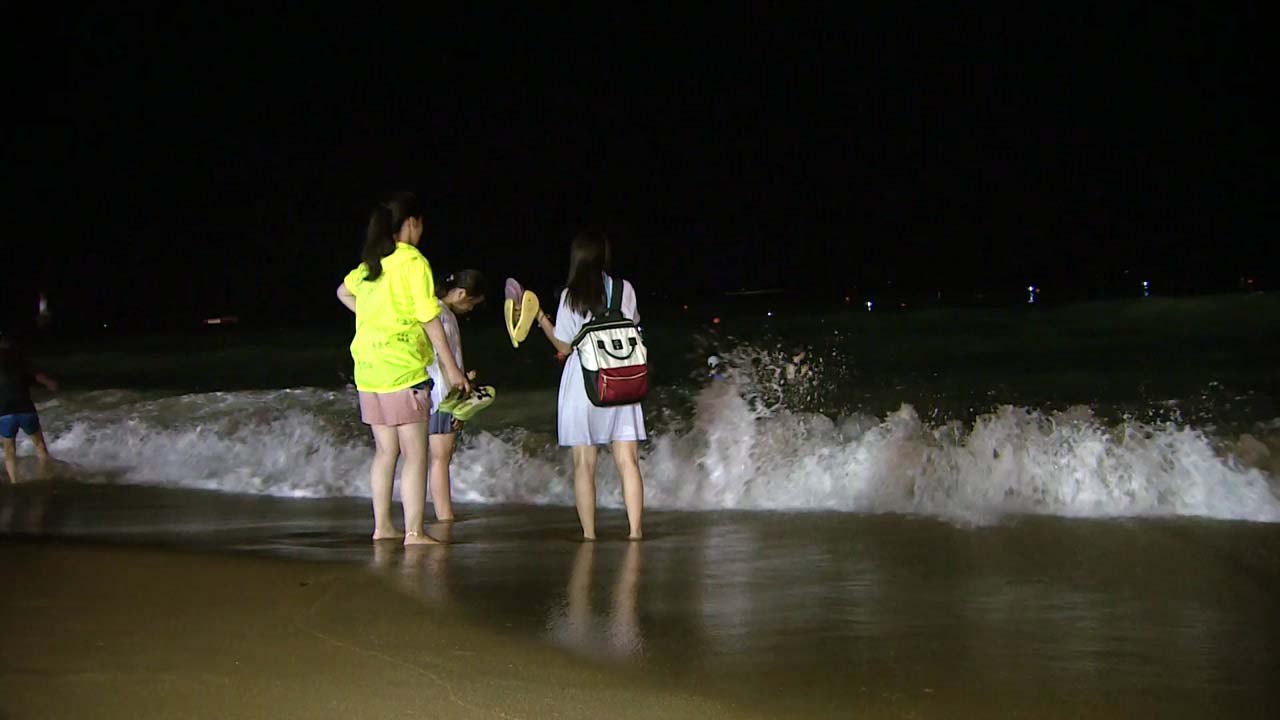 열대야에 잠 못 드는 밤...밖으로 나온 시민들 / YTN