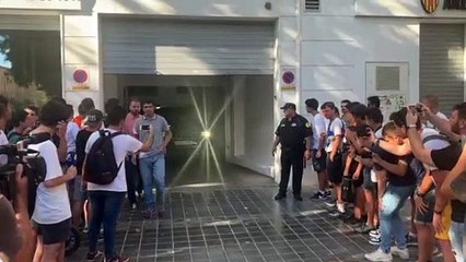 Insultos a Anil Murthy al salir de su reunión con Alemany