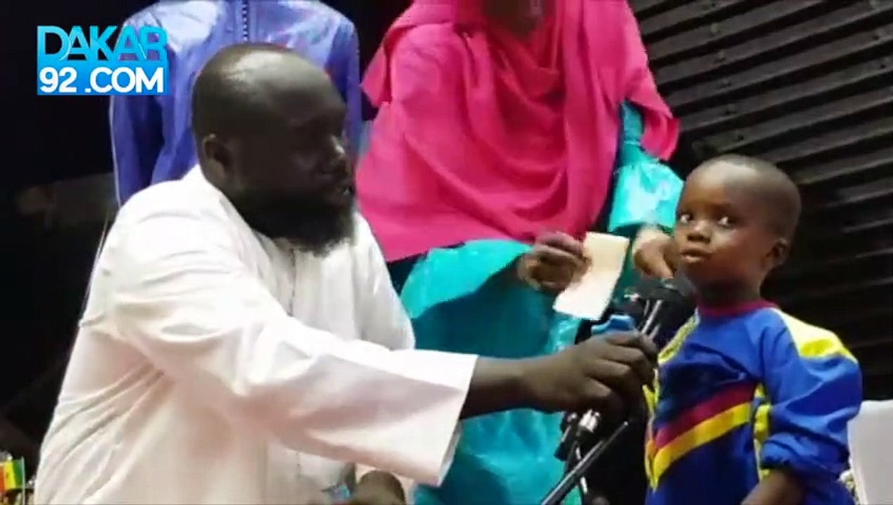 Un enfant de 2 ans emerveille le public avec sa recitation de Coran