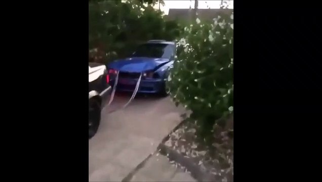 Une technique incroyable pour redresser le capot de cette voiture cabossée