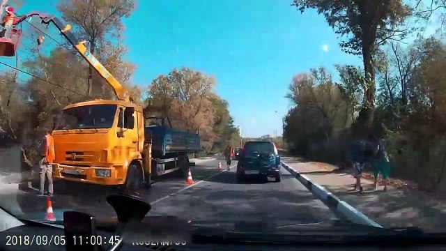 Un automobiliste se prend un poteau sur le pare-brise alors qu'il roule tranquillement