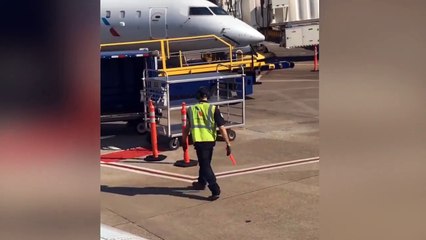 La danse virale d'un employé d'aéroport sur le tarmac
