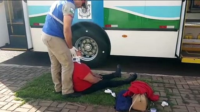 Ao correr para não perder o ônibus, idosa sofre queda e é socorrida