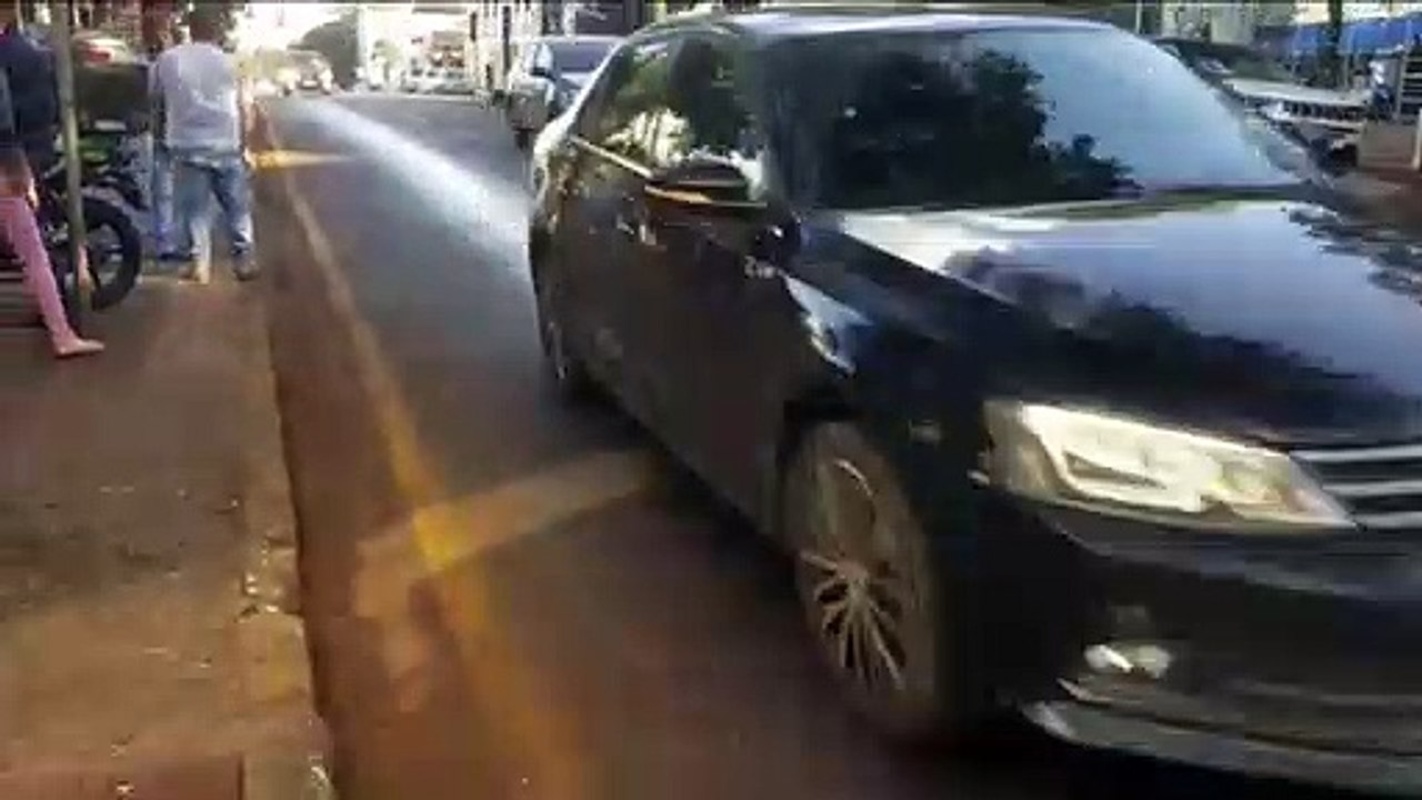 Após reclamação de motoristas, Cettrans joga cimento em mancha de óleo
