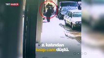 Kaldırımda yürüyen kadının üstüne cam düştü