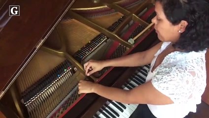 Késia mostra como é o piano preparado