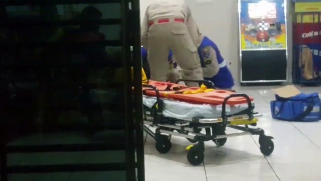 Homem é socorrido após sofrer queda de bicicleta