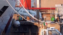 Autorizan desembarco de menores migrantes bloqueados en buque italiano
