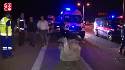 Video herunterladen: Lastik değiştiren belediye çalışanlarına TIR çarptı: 2 ölü