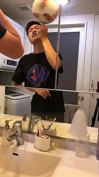Il se brosse les dents avec un ballon de foot en équilibre sur la brosse !