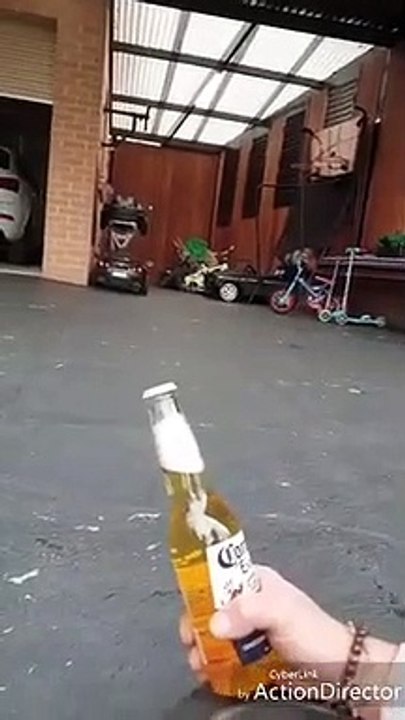 Il ouvre une bière en faisant un drift en voiture jouet !