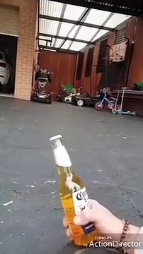 Il ouvre une bière en faisant un drift en voiture jouet !