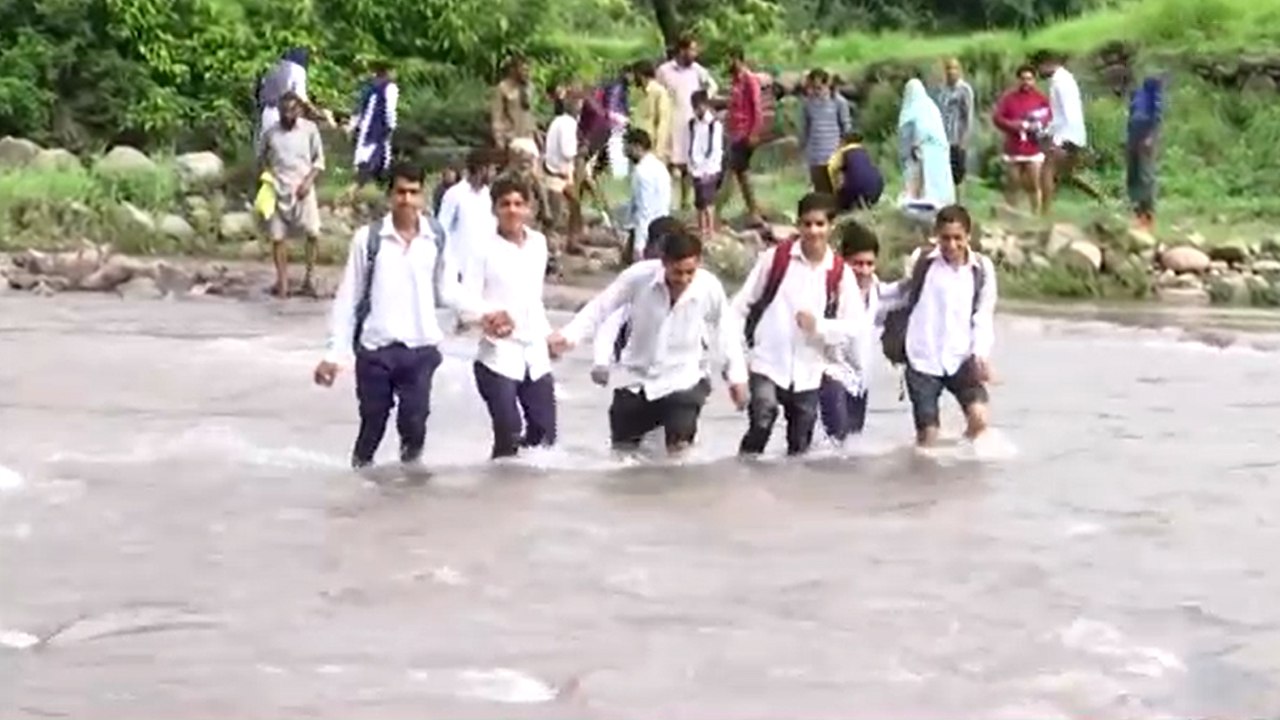 J&K’s Rajouri में  जान जोखिम में डालकर स्कूल जाते हैं बच्चे