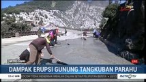 Petugas Dibantu Warga Bersihkan Abu Vulkanik Tangkuban Parahu