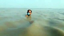 Pakistan'da bir muhabir sel haberini sel sularının içine girerek anlattı
