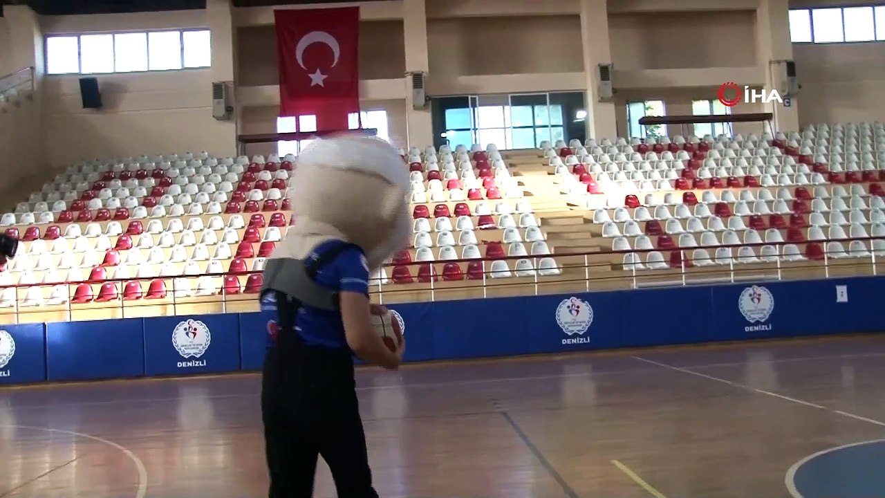 Maskot kıyafetiyle basket atıp 2 dünya rekoru kırdı