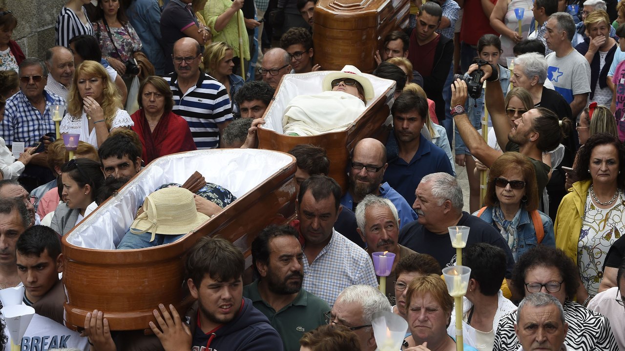Espagne : ils défilent vivants dans des cercueils
