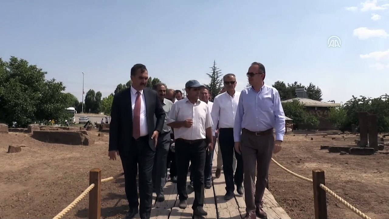 'Ahlat Selçuklu Mezarlığı çok büyük bir hazine' - BİTLİS