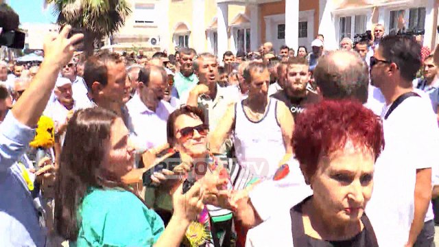 Militantët e PD bllokojnë hyrjen në bashki të Kralit, sulmojnë edhe Prefekten e Tiranës