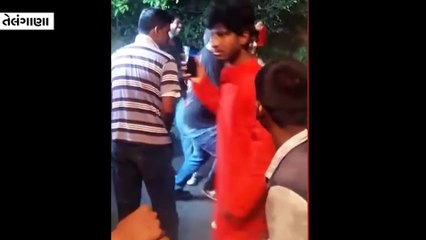 તહેવારની ઉજવણી દરમિયાન દારૂડિયાએ પોલીસને ભેટીને ગાલ પર કિસ કરી લીધી