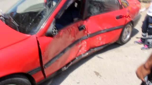 SİVAS OTOMOBİLDE SIKIŞAN SÜRÜCÜYÜ İTFAİYE KURTARDI