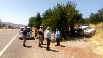 Otomobil yol kenarında bekleyen aileye çarptı: 6 yaralı