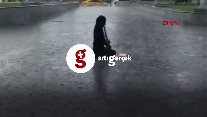 Sağanakta sokak müzisyeni küçük çocuk