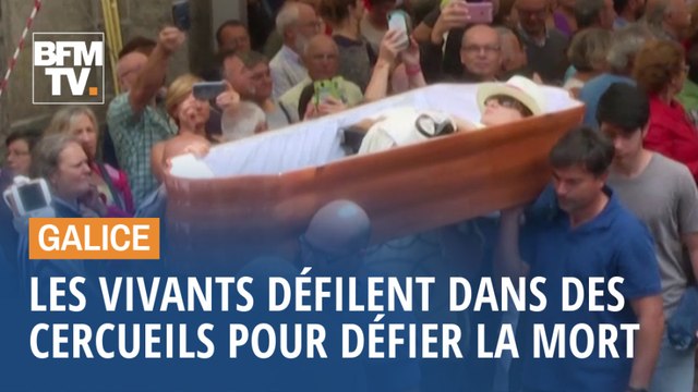En Galice, les vivants défilent dans des cercueils pour faire face à la mort