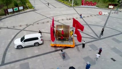 - Çinli çiftçi ülkenin kuruluşunun 70'inci yılı nedeniyle 350 kiloluk davul yaptı