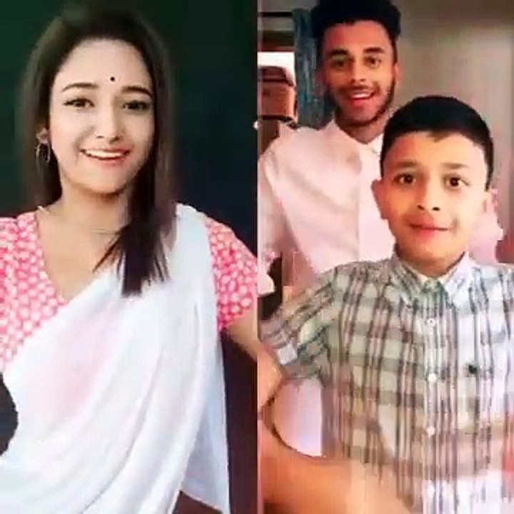Teri Chunariya Dil Le Gayi - Hello Brother wlyrics(1)