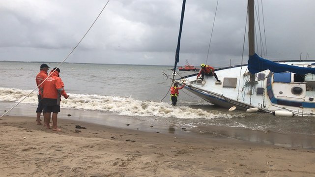 Coup de vent sur l’Ouest. Un voilier de 12 m échoué sur une plage de Saint-Nazaire