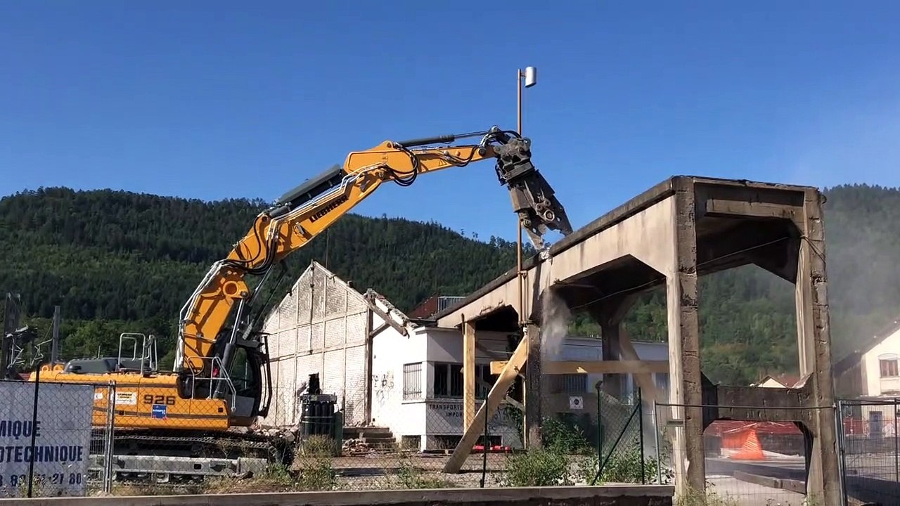 Le travail patient de la croqueuse pour démolir la passerelle de la Meurthe