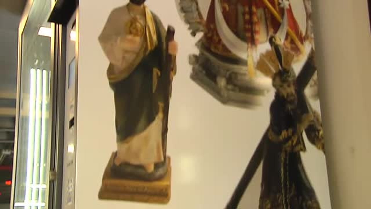 Linares presume de su máquina de vending de artículos religiosos