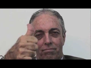 Un hombre serio hace una mueca y echa un chiste. Andrés Botero