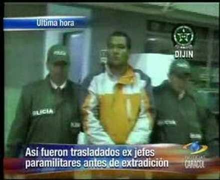 Imágenes de la salida de los ex paramilitares extraditados