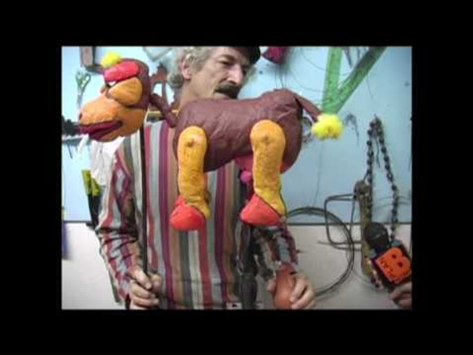 Títeres en la libélula dorada