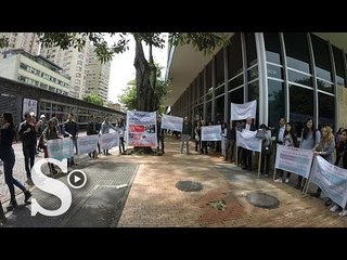 Protesta silenciosa del hombre que paga crédito del Icetex dos veces