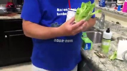 Un chien mange de la salade