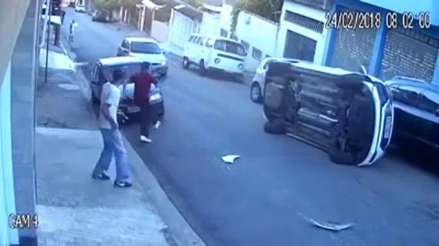 Il percute une voiture mal garée et se retrouve sur le toit