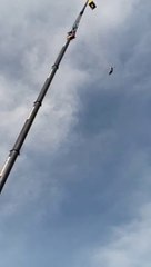 Le cable lâche pendant un saut à l'élastique mais il survit à la chute