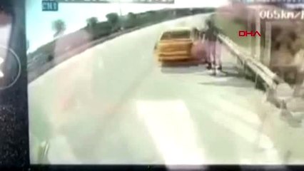 Halk otobüsü, emniyet şeridinde bekleyen taksiye çarptı: 4 yaralı