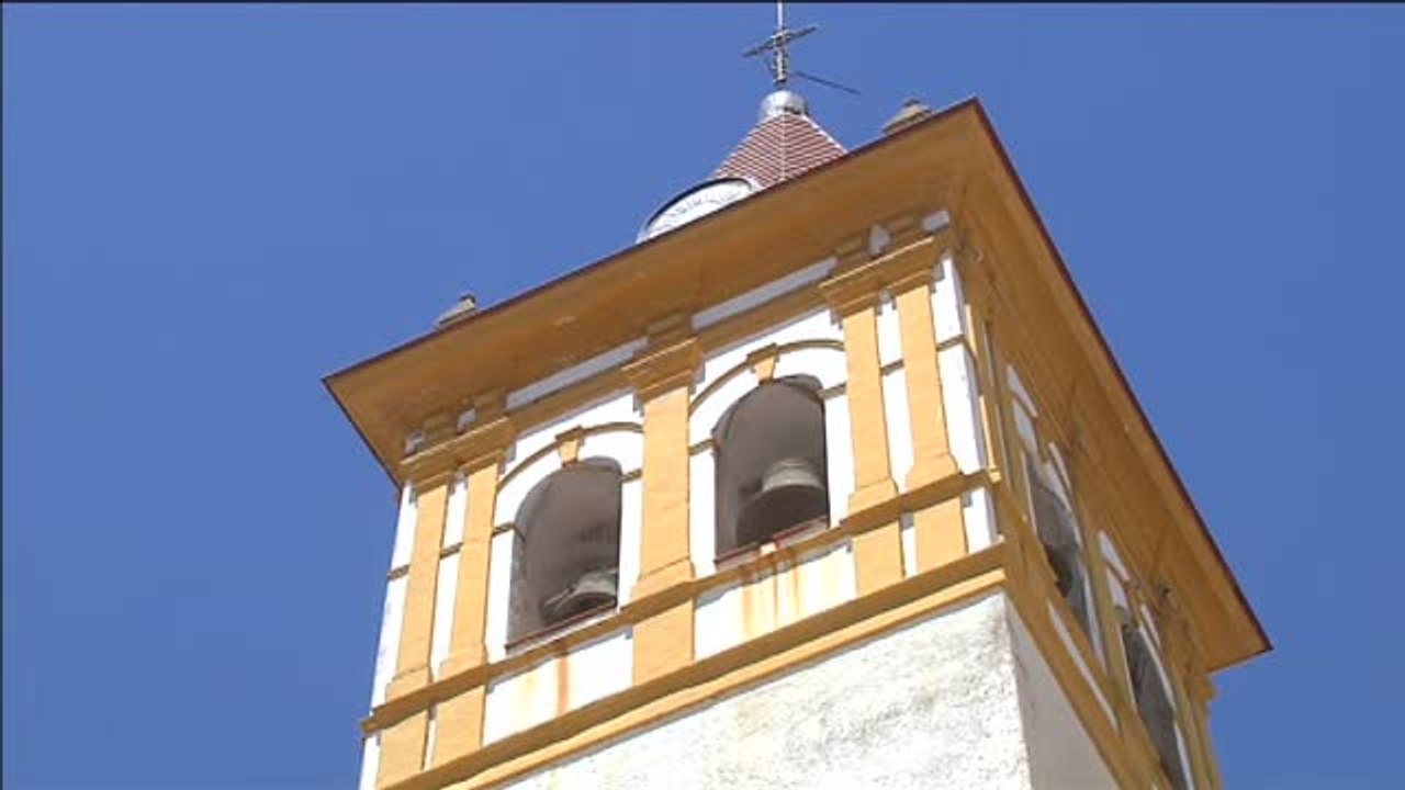 Vecinos de Teba (Jaén) se echan a la calle para evitar que se lleven las campanas