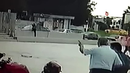 İnşaat alanındaki boşluğa doğru koşan şahıs hızını kontrol edemeyince beton zemine çakıldı.